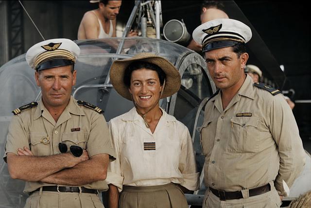 Alexis Santini, Valérie André et Henri Bartier (l'adjudant mécanicien Fayolle en cours d'inspection de la transmission rotor du Hiller 360) devant le hangar de Gia Lâm (Indochine) en 1952 - Photo DR colorisée par IA - Photo DR