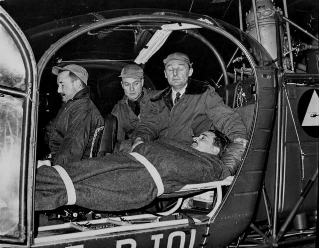 Alouette 2 F-BJOI équipée de la nouvelle invention avec de gauche à droite : Alfred Leplus, Gabriel Montmasson, Louis Bovier et Louis Maret jouant le rôle du blessé à évacuer dans la civière intérieure longitudinale, vraisemblablement en Décembre 60 - Photo DR GHSC Grenoble