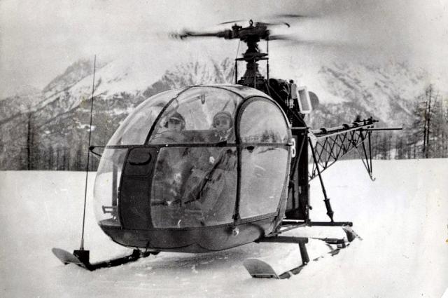 Alphonse Réthy, moniteur en place gauche sur Alouette 2 F-MJAB Gendarmerie éuipée skis lors d'un stage Montagne au début des années 60 - Photo DR