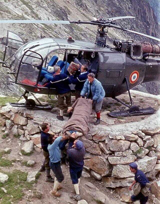 Lors d'une évacuation d'un alpiniste blessé, l'Alouette 3 F-MJBG de la Gendarmerie (Basée à Briançon) toujours en version kaki, posée sur la DZ du Soreiller - Photo collection Christine Delahousse.