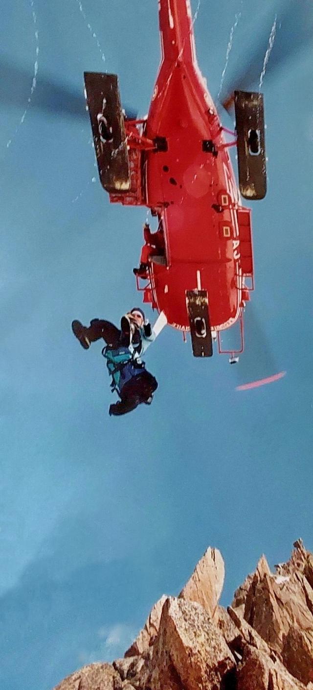 Alouette 3 F-ZBAJ Sécurité civile lors d'un hélitreuillage sur les Aiguilles de Chamonix, sur les Flammes de Pierre avec Dr Jean-Pierre de Paepe - Photo DR collection Jean-Pierre De Paepe
