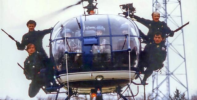 Alouette 3 pilotée par Raymond DELAUNAY à Satory avec le GIGN dans les années 90 - Photo DR