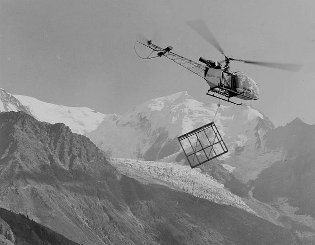 Alouette 2 F-BIFL Helicop-Air en mission sling avec le pilote Serge Cessou, vers 1959 - Photo DR Fonds Famille Belle-Clot