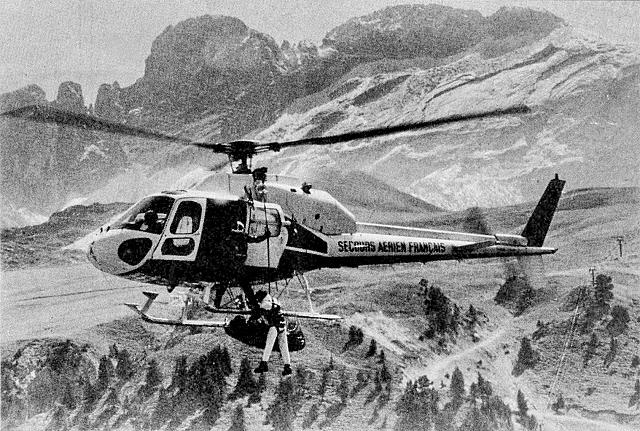 AS355 du Secours aérien Français lors d'un secours par hélitreuillage en 1987 - Photo Michel Causse