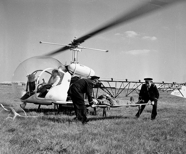 Exercice de sauvetage dirigé par le capitaine médecin Valérie André aux commandes d'un Bell 47 vers 1954 - Photo DR sudouest