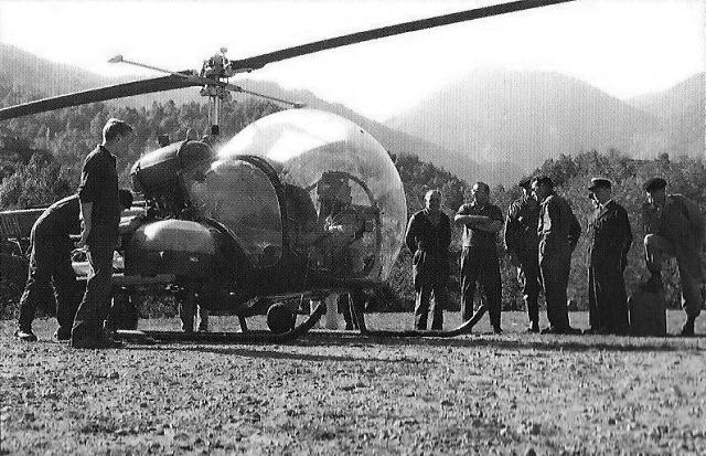 Bell 47 G2 F-BHMG Protection civile équipé d'une civière latérale droite avec le pilote le capitaine Marcel Gacoin (à confirmer) lors d'un secours en montagne à la Dent d'Orlu en Ariège vers 1957 - Photo collection Roger Francazal