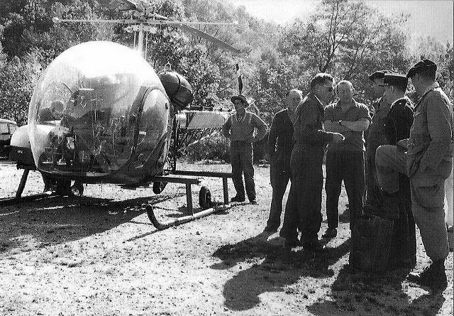 Bell 47 G2 F-BHMG Protection civile avec le pilote le capitaine Marcel Gacoin (à confirmer) lors d'un secours en montagne à la Dent d'Orlu en Ariège vers 1957 - Photo collection Roger Francazal