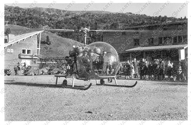 Bell 47 G2 F-BHGJ à Chamrousse en 1955 vue de la place avec les spectateurs - Photo DR