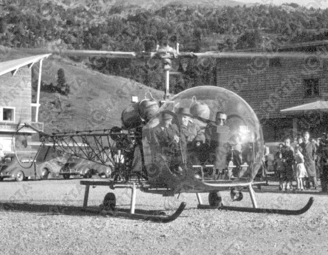 Bell 47 G2 F-BHGJ à Chamrousse en 1955 vue 3/4 avant droit - Photo DR