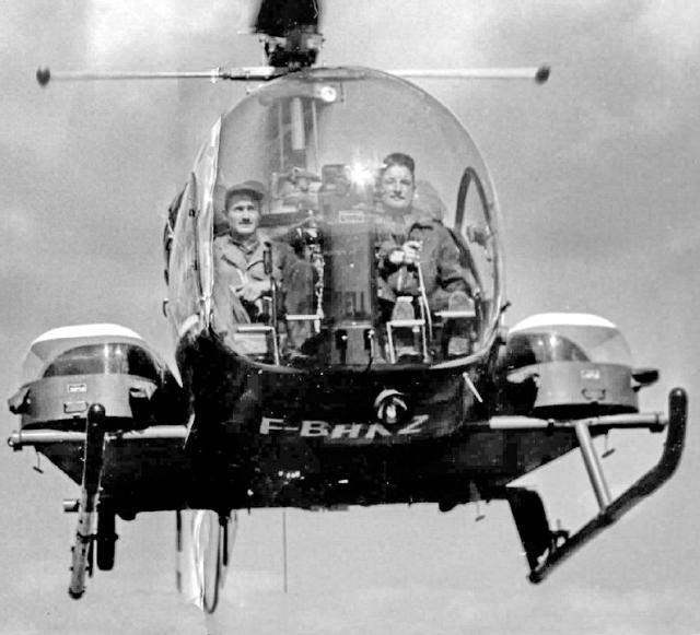 Avant les civières étaient extérieures, exemple sur ce Bell 47G2 F-BHKZ avec Louis Maret (MSS) et Alfred Leplus (Pilote) - Base de Grenoble-Eybens en 1957 ou 58 - Photo DR collection GHSC