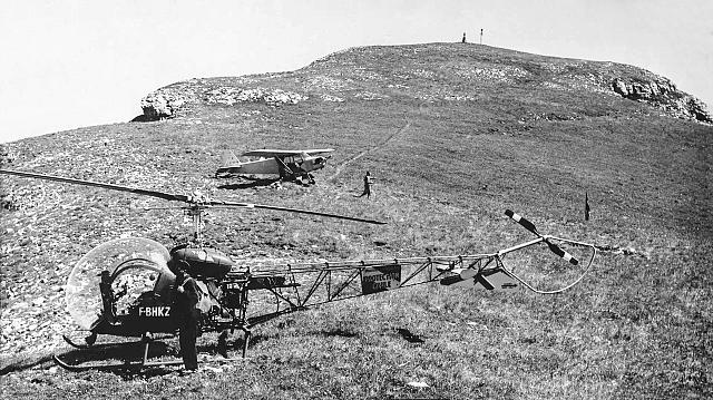 Au premier plan, le Bell_47 G2 F-BHKZ Protection civile posé sur le Mont Aiguille en Août 1957 - Photo DR