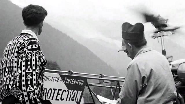 Gaston Rebuffat (à gauche) à côté du Bell 47 G2 F-BGSS de la Protection civile venu de la Base Grenoble-Eybens en 1957- Photo DR