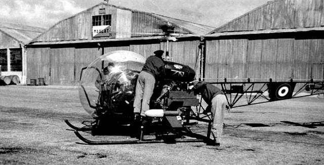 Bell 47 G2 ZN équipé du missile antichar filoguidé SS-10 avec Jean Toustou et le gendarme Garcia - Photo DR collection J. Toustou