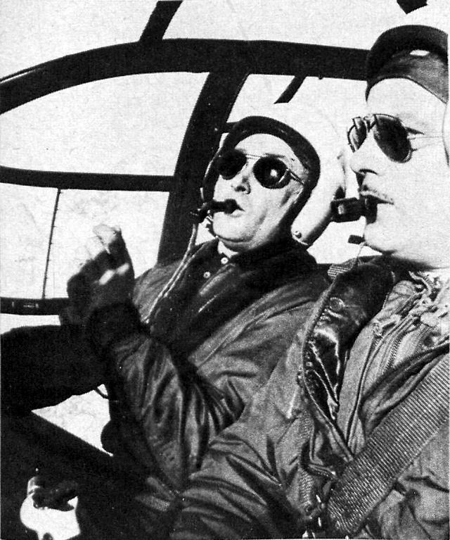 Le capitaine Fernand Janet aux commandes de l'Alouette 3 Gendarmerie avec son moniteur l'adjudant René Delvaux en 1967 - Photo DR