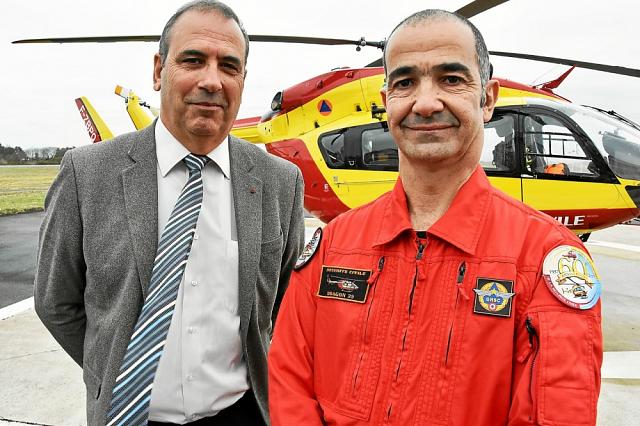Chef du groupement des hélicoptères de la Sécurité civile, Pascal Boucher a remis une lettre de félicitation à Laurent Puech, mécanicien opérateur de bord de Dragon 29 - Photo J. L. B. letelegramme.fr