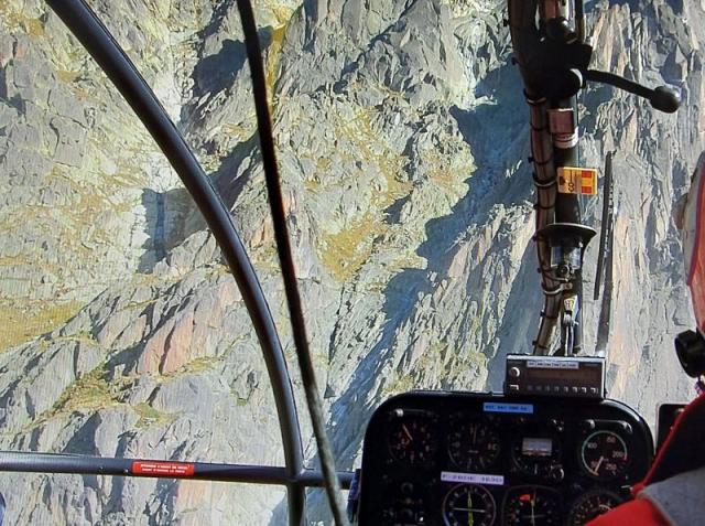 En stationnaire, face à la paroi, Alain Franjou aux commandes de l'Alouette 3 F-ZBDE de la Sécurité civile - Photo DR collection Jean-Pierre De Paepe