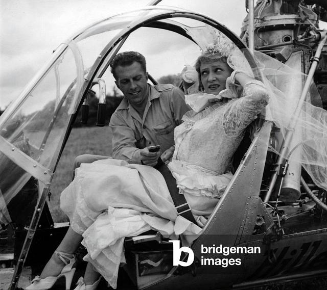 Colette Darfeuil et le pilote André Onde de la société Helicop-Air (Cormeilles-en-Vexin) sur Hiller 360 F-BFGY lors du tournage du film Bibi fricotin, le 6 juillet 1950 è Photo DR