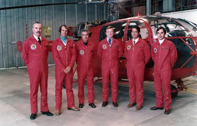 Devant l(Alouette III de la Protection civile avec de gauche à droite : André Ceysson, Jean-Pierre Jacobée, Marcel Soria, Jean Dominois, Marcel Noguès et Rémi Boada - Photo DR