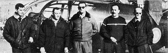 Devant l'Alouette 3 Gendarmerie : adjudant André Viot, adjudant René Delvaux, capitaine Didier Potelle, chef Aimé Barrel et moniteur Jean Toustou à Briançon vers 1965 - Photo DR
