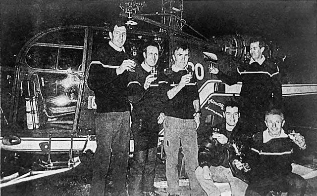 Deux pilotes, trois mécaniciens et un secrétaire (Gérard, Patrick, Yves Granados, Gilles Richard, Xavier Chandelier et Daniel Astier) posent devant l'Alouette III (F-MJBO) Bravo Oscar du détachement aérien de Briançon - Photo DL