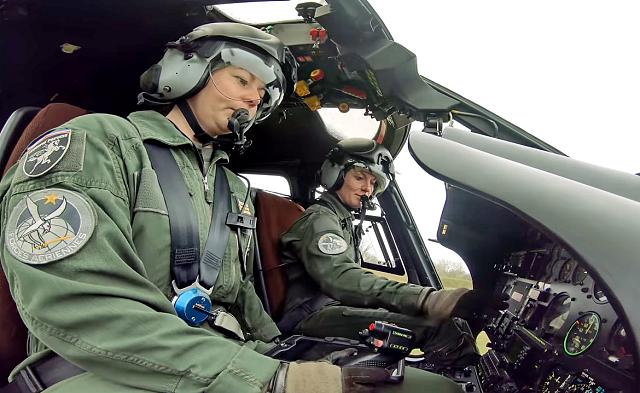Équipage capitaine Camille, capitaine Morgane aux commandes du AS-555 Fennec F-RAVW de l'Escadron d'hélicoptères 03.057 Parisis - Photo DR SIRPA Air