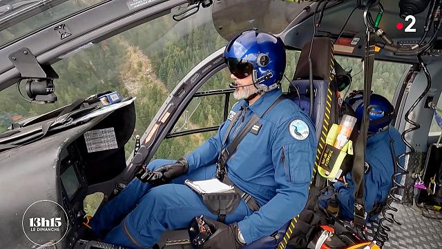 le binôme pilote (David), à gauche et le MOB (Clément), en arrière-plan aux commandes de l'EC 145 F-MJBM, indicatif Choucas 73 - Photo DR copyright France TV Presse