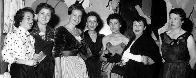 Au Gala Des Aviatrices avec de G à D : Monique Laroche, Anne-Marie Imbrecq, Jacqueline Auriol, Adrienne Bolland, Valérie André, Viviane Helder et Marcelle Choisnet, au bal du Moulin Rouge, le 4 novembre 1954 - Photo © AGIP / Bridgeman Images