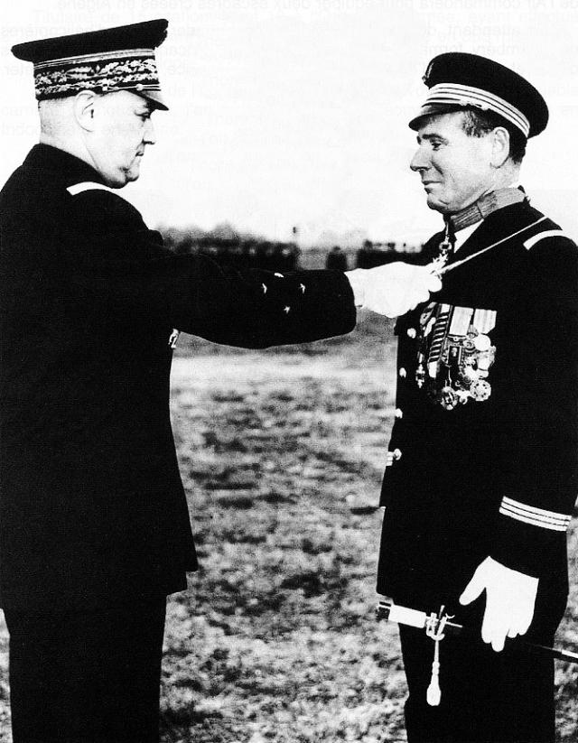 Le général Lionel-Max Chassin et le capitaine Alexis Santini lors de la remise de la médaille Légion d'honneur BE 725, le 18 avril 1956 - Le Général Chassin remet au Capitaine Santini la cravate de Commandeur de la Légion d'Honneur. Photo DR