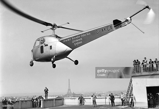 Bell 47B G-AKCX au dessus de la terrasse des Galeries Lafayette, le 6 juillet 1948 - Photo DR