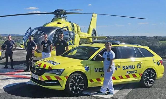 Une partie des équipes médicales avec en arrière-plan, le H135 F-HLCI (indicatif Hélismur 12) du Samu 12 Rodez sur sa DZ avec l'équipage : Christophe, pilote et Sacha, assistant de vol - Photo DR