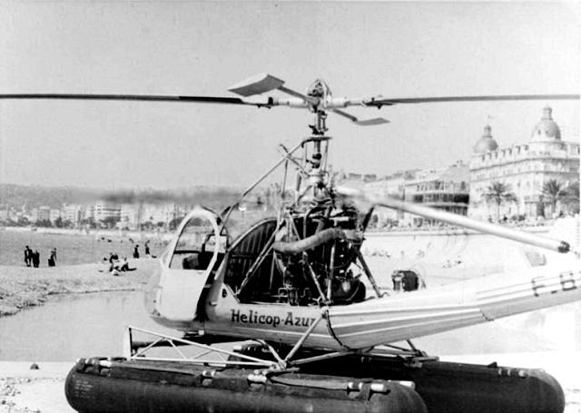 Hiller 360 équipé boudins (F-BFPL possible) Helicop Azur stationné sur la plage à Nice avec l'Hôtel Le Negresco en arrière-plan, en 1950 - Photo DR