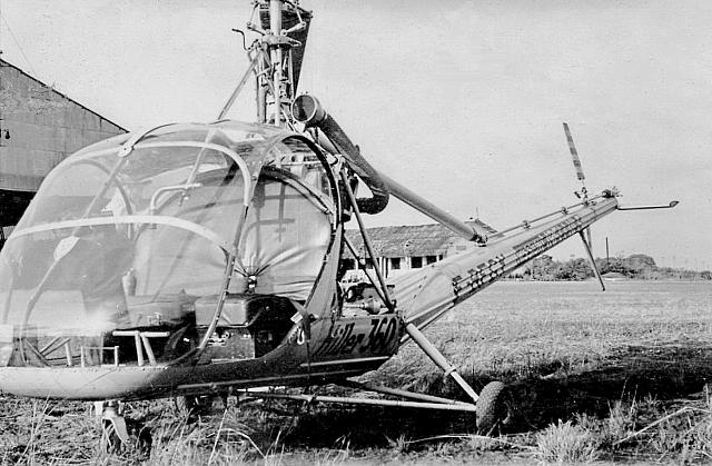 Hiller 360 F-BFGY Helicop-Air devant les hangars de l'école de Cormeilles-en-Vexin possible - Photo DR