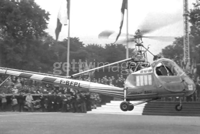Hiller 360 F-BFPL en exhibition le 14 juillet 1951 à Paris - Photo DR Getty Images
