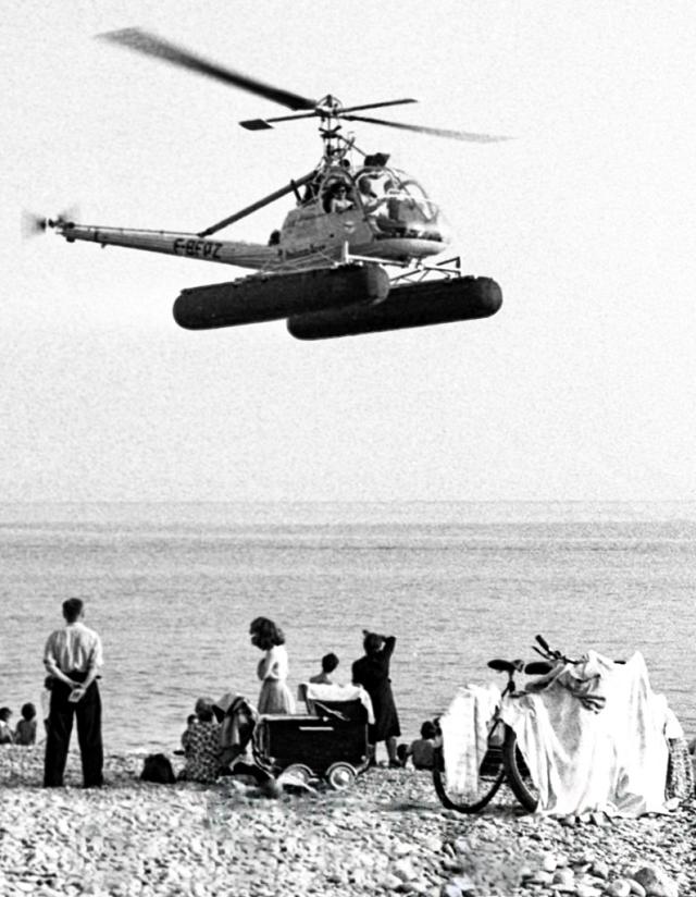 Hiller 360 F-BFQZ de la société Hélicop-Azur survolant la plage de Nice, le 19 septembre 1950 - Photo DR Getty Images