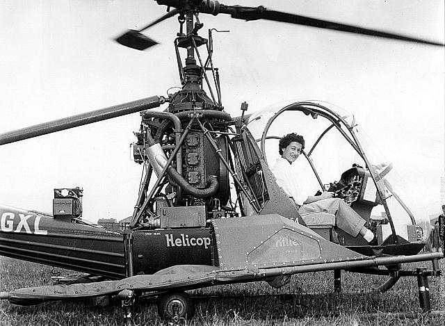 Hiller 360 UH-12B F-BGXL Hélicop-Air avec Valérie André aux commandes sur le terrain d'Issy-les-Moulineaux - Photo DR collection MAE