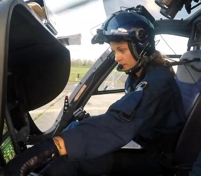 Kelly aux commandes de l'EC 135 de la SAG de Villacoublay - Photo DR