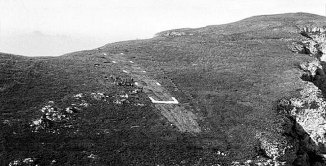 La piste aménagée (longueur 60 m) au sommet du Mont Aiguille en Août 1957 - Photo DR