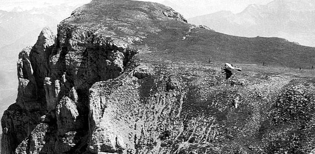 Le Piper Super Cub posé au sommet du Mont Aiguille en Août 1957 - Photo DR