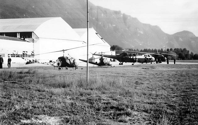Les différents hélicoptères (de G à D : Bell 47, Hiller UH-12B, Sikorsky S-51 / H-5, Sikorsky S-55 / H-19, Sikorsky S-58 / H-34) exposés devant les hangars de la Base Ecole 725 du Bourget-du-Lac en 1956 - Photo DR