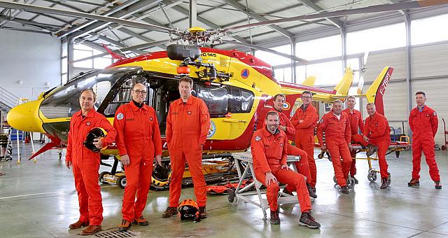 Devant l'EC145 Dragon 74, les équipages (pilotes et MOB) de la Base hélicoptère Sécurité civile d'Annecy, en Août 2018 - Photo DL Yannick PERRIN