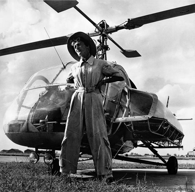 Le médecin-capitaine Valérie André lors de la bataille de Na San (Indochine) pose devant le Hiller 360 équipé de 2 civières latérales extérieures pour les EVASAN, en 1952 - Photo Willy Rizzo