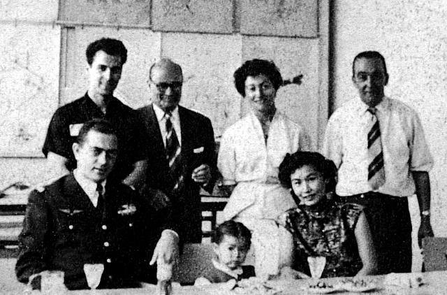 Le médecin capitaine Valérie André entourée au premier plan de Henri Bartier, sa femme Marie et sa fille Josiane, Raymond Fumat, Henri Boris chez Helicop-Air à Cormeilles-en-Vexin, vers 1956 - Photo DR collection G. Joly