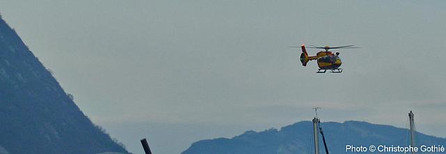 Venant d'Annecy, et après une reconnaissance sur la Dent du Chat, l'hélicoptère Dragon 74 survole le lac du Bourget avant de se poser sur la dropping zone (DZ) de la Croix vert à coté de la plage municipale - Photo © Christophe Gothié