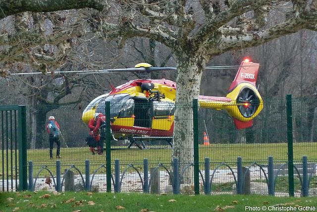 Après une reconnaissance sur la Dent du Chat en venant d'Annecy, Dragon 74 s'est posé sur la DZ de la Croix Verte à côté de la plage municipale du Bourget-du-Lac pour récupérer les hommes du PGHM et du GRIMP - Photo © Christophe Gothié