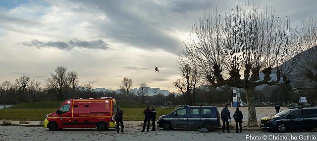 Vue générale de la DZ avec les véhicules des Sapeurs-pompiers et de la Gendarmerie - Photo © Christophe Gothié