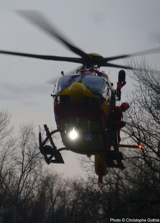 Dragon 74 avec son phare allumé - Photo © Christophe Gothié