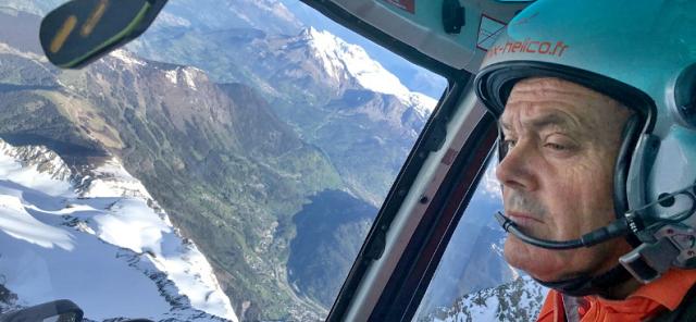 Pascal Brun en vol dans la vallée de Chamonix © CMBH
