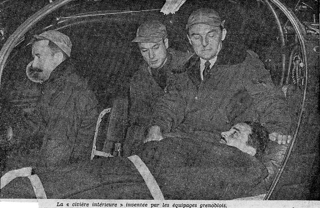 Alouette 2 F-BJOI équipée de la nouvelle invention avec de gauche à droite : Alfred Leplus, Gabriel Montmasson, Louis Bovier et Louis Maret jouant le rôle du blessé à évacuer dans la civière intérieure longitudinale, vraisemblablement en Décembre 60 - Photo DR GHSC Grenoble
