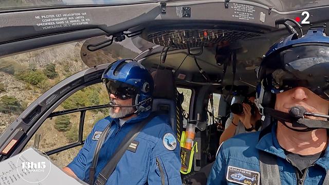 le binôme pilote (David), à gauche et le MOB (Clément) à droite aux commandes de l'EC 145 F-MJBM du DAG de Modane (73)3 - Photo DR copyright France TV Presse