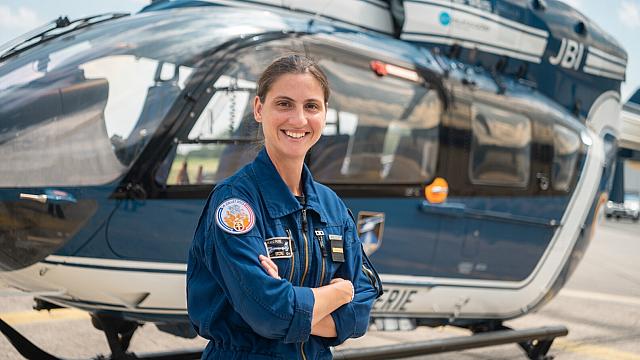 L'adjudant Sabine, 36 ans, pose devant l'EC 145 F-MJBI, elle affectée à la Section aérienne de gendarmerie (SAG) de Vélizy-Villacoublay - Photo © SIRPA-G - GD B. Lapointe